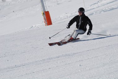 Doğada kayak yapan bir adam.