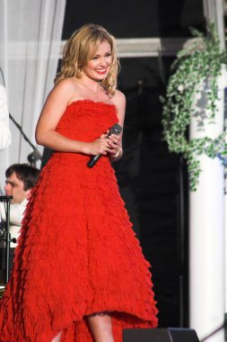 Katherine Jenkins, Neath 'deki Margam Country Park' ta canlı performans sergiliyor..