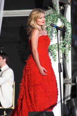 Katherine Jenkins, Neath 'deki Margam Country Park' ta canlı performans sergiliyor..