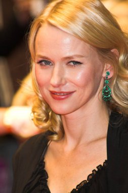 Naomi Watts, popüler etkinlikte ünlü.