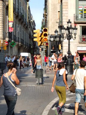 Barselona Caddesi, insanlarla dolu, arka planda seyahat yeri