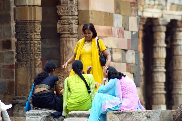 Tapınağın Yanında Oturan Dört Hintli Kadın — Stok fotoğraf