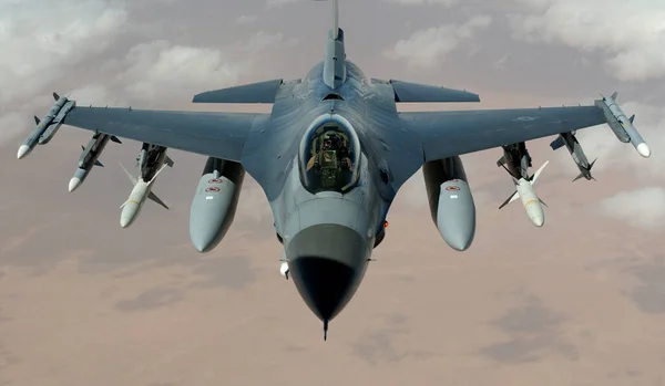 F-16 gökyüzünde uçan Şahin Savaşçısı