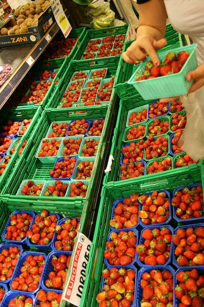 Persoon Die Aardbeien Plukt Markt — Stockfoto