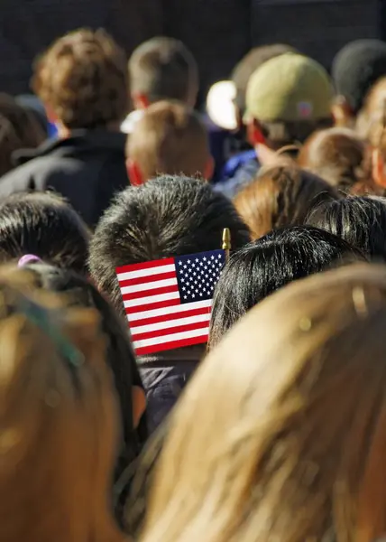 Kalabalık içinde Amerikan bayrağının dikiz görüntüsü