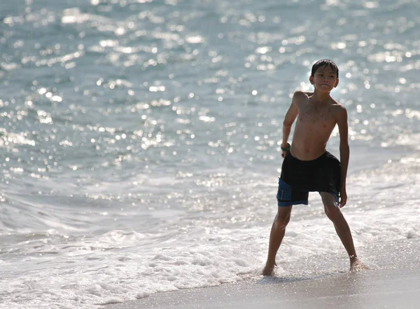 Αγόρι Που Παίζει Δίπλα Στη Θάλασσα — Φωτογραφία Αρχείου