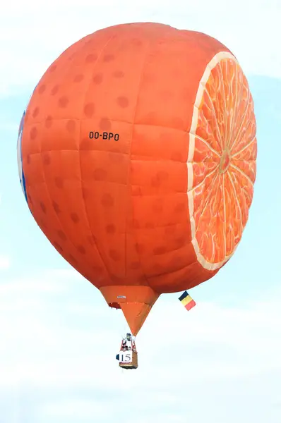 オレンジの形をした熱気球 — ストック写真