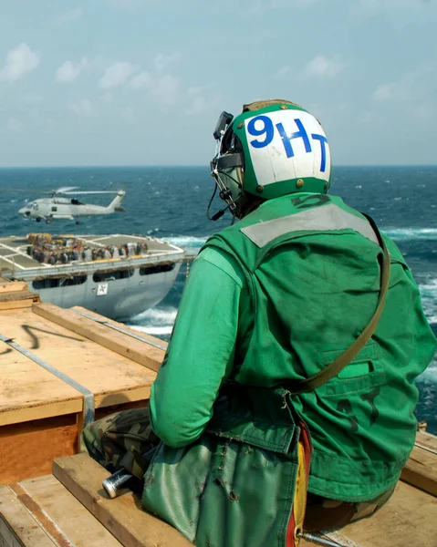 在海上观察直升机的水手 — 图库照片