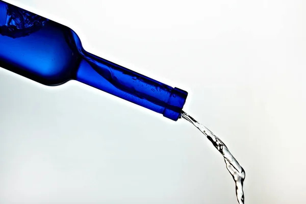 Garrafa Vidro Com Respingo Água Isolado Fundo Branco — Fotografia de Stock