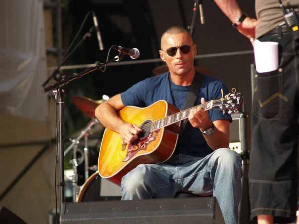 Μπάντα Του Κιθαρίστα Παίζει Κιθάρα Στη Συναυλία Alex Britti — Φωτογραφία Αρχείου