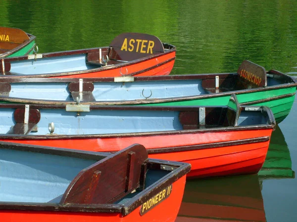ボート湖のカラフルなボート — ストック写真