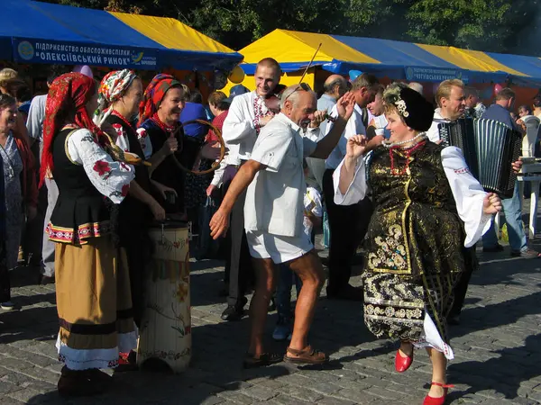 Grupo Personas Trajes Tradicionales Ucranianos Bailando — Foto de Stock