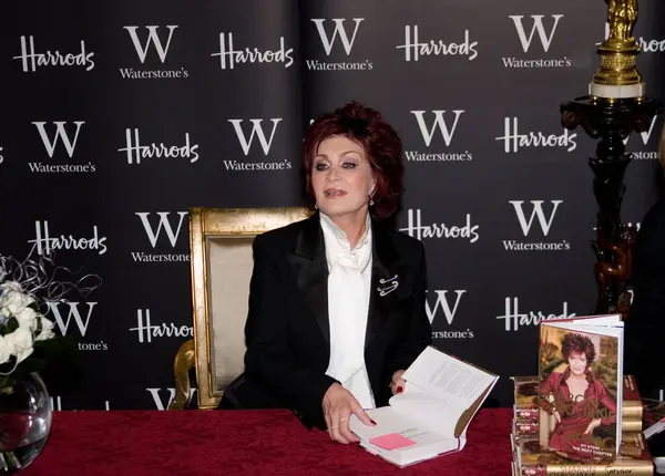 Sharon Osbourne Podpisuje Kopie Autobiografii Survivor Story Next Chapter Księgarni — Zdjęcie stockowe