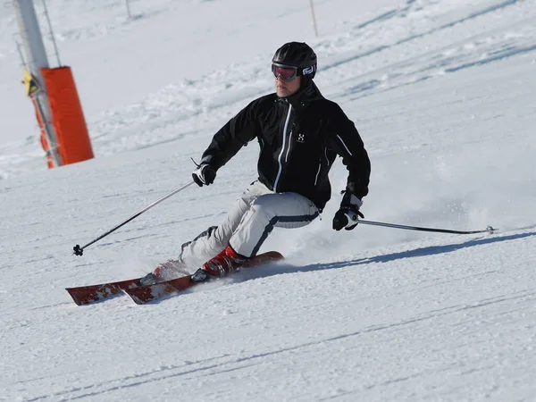 Hombre Esquiando Nieve Fondo Naturaleza —  Fotos de Stock