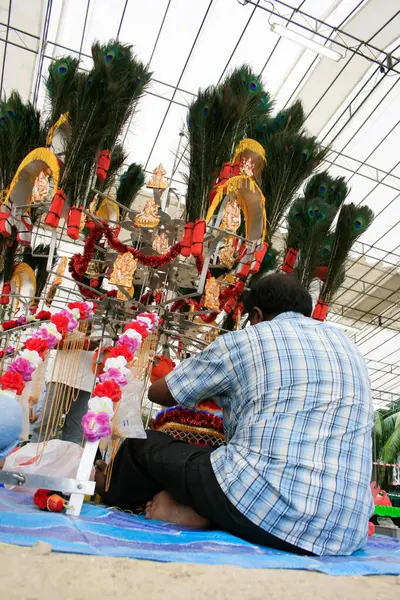 Penang Malaysia Feb 2009 Devotees Smashing Coconuts Street Anticipation Arrival — Foto Stock