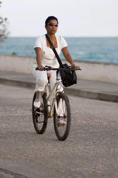 Портрет Женщины Велосипеде — стоковое фото