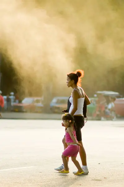 Mulher Com Criança Andando Cidade Smog — Fotografia de Stock