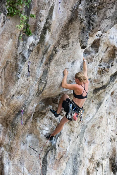 Vista Trasera Mujer Escalada Roca — Foto de Stock