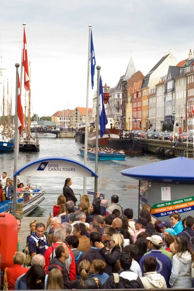 Łodzie Turystami Kanale Nyhavn Kopenhaga — Zdjęcie stockowe