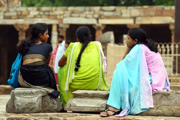 Hindistan Kadınlar Dışarıda Oturuyor Stok Fotoğraf