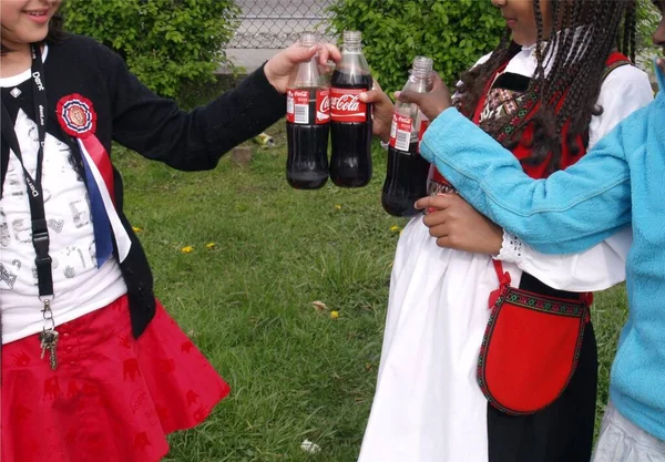 Κορίτσια Ζητωκραυγάζουν Κόκα Κόλα Εικόνα Αρχείου