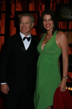 Aktör Neal McDonough ve Ruve Roberts, 7 Ocak 2008 'de Santa Monica, Kaliforniya' da 13. Yıl dönümü kutlamalarına katıldılar.