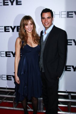 Jessica Alba, Warren kamerada poz veriyor.