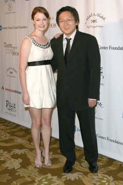 Masi Oka ve Linn Bijornland, 21 Haziran 2008 'de Beverly Hills, Kaliforniya' daki Beverly Wilshire Oteli 'nde Jonsson Kanser Merkezi için düzenlenen bir yardım etkinliğine katıldılar.