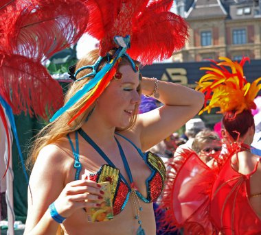 Kopenhag 'ın 30. Geleneksel Kopenhag Karnavalı fantastik kostümler, samba dansı ve Latin stillerinin katılımcıları 26 Mayıs 2012' de Kopenhag, Danimarka 'da başlıyor..  