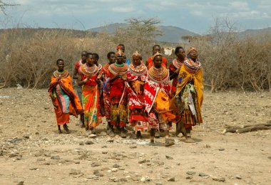 Afrika 'da insanlar renkli kıyafetler içinde şarkı söylüyorlar.