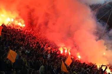 Futbol sahasına ateş açmak. 