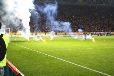 Futbol sahasına ateş açmak. 