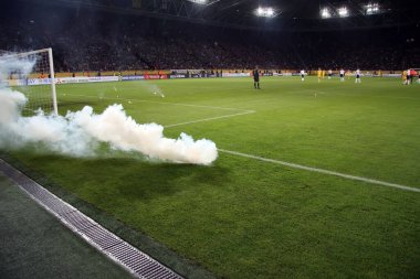 Futbol sahasına ateş açmak. 