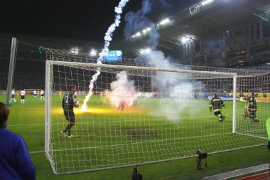 Futbol sahasına ateş açmak. 
