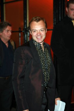 Graham Norton. Londra Kraliyet Bahçecilik Salonu 'ndaki bağış galasında konuşma figürleri.