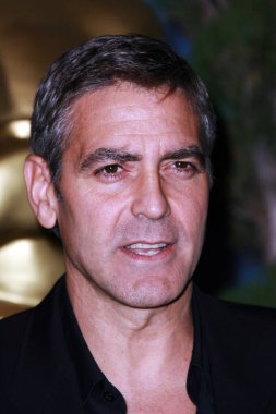 George Clooney, 4 Şubat 2008 'de Los Angeles, Kaliforniya' da Beverly Hilton Oteli 'nde düzenlenen 80. Akademi Ödülleri adayları yemeğinde poz verdi..
