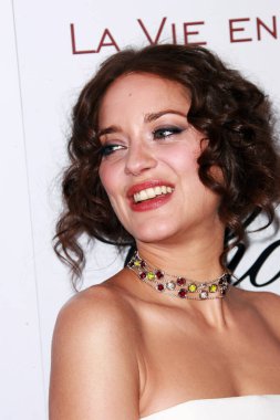Marion Cotillard ünlü aktris.  