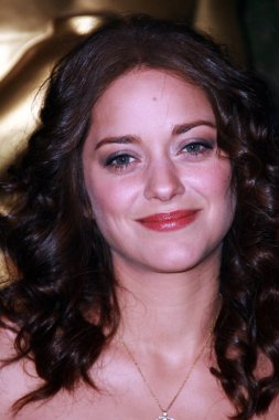 Marion Cotillard ünlü aktris.  