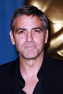 George Clooney, 4 Şubat 2008 'de Los Angeles, Kaliforniya' da Beverly Hilton Oteli 'nde düzenlenen 80. Akademi Ödülleri adayları yemeğinde poz verdi..