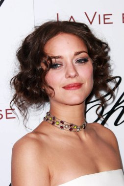 Marion Cotillard ünlü aktris.  