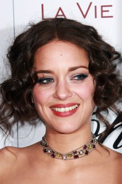 Marion Cotillard ünlü aktris. 