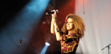Brezilyalı şarkıcı Vanessa da Mata, 22 Temmuz 2008 'de İsviçre' nin Nyon kentinde düzenlenen Paleo Festivali 'nde