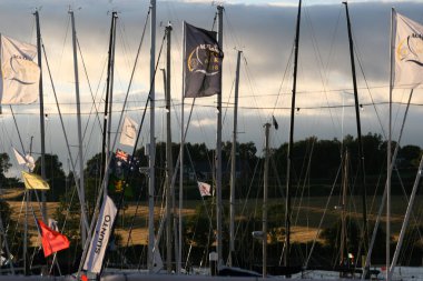 Limanda bayrak direkleri üzerinde gün batımı