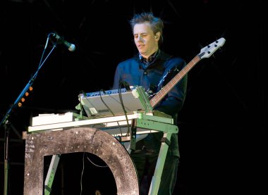 John Taylor sahnede oynuyor.