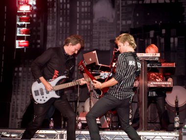 John Taylor sahnede oynuyor.