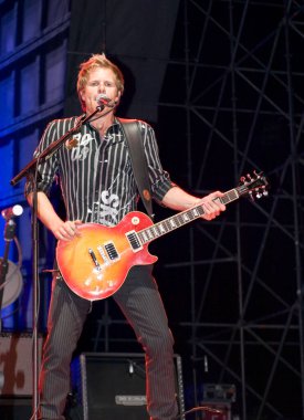 Dom Brown sahnede oynuyor.