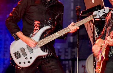 John Taylor sahnede oynuyor.