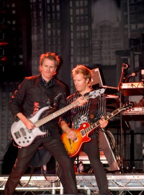 John Taylor ve Dom Brown sahnede