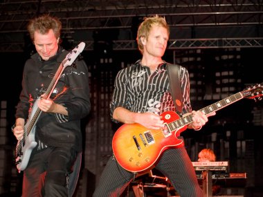 John Taylor ve Dom Brown sahnede