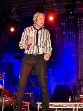 Simon Le Bon sahnede oynuyor.